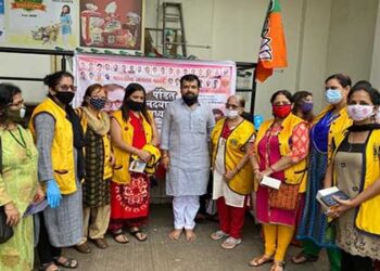 पं. दीनदयाल उपाध्याय के जन्मदिवस पर बंटे मास्क व सैनिटाइजर