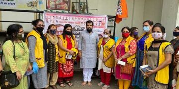 पं. दीनदयाल उपाध्याय के जन्मदिवस पर बंटे मास्क व सैनिटाइजर