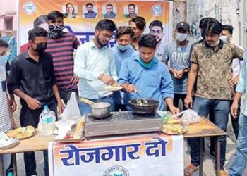 चाय पकौड़े के स्टॉल लगाकर सरकार का विरोध