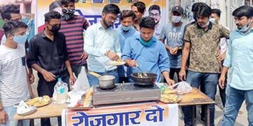 चाय पकौड़े के स्टॉल लगाकर सरकार का विरोध