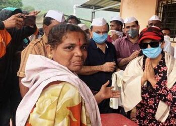 अभिनेत्री उर्मी नेगी ने गरीबों की व्यथा सुनकर बांटी राशन