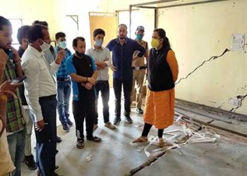 DM इवा आशीष श्रीवास्तव ने लिया क्षतिग्रस्त भवनों का जायजा