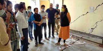 DM इवा आशीष श्रीवास्तव ने लिया क्षतिग्रस्त भवनों का जायजा