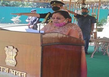 राज्यपाल ने अधिकारियों-कर्मचारियों को दिलाई कोविड बचाव की शपथ