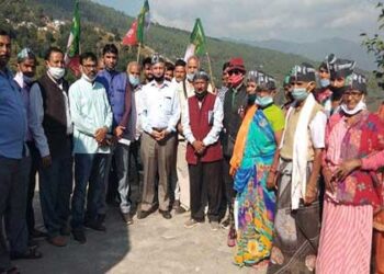 UKD से जुड़े सैकड़ों लोग