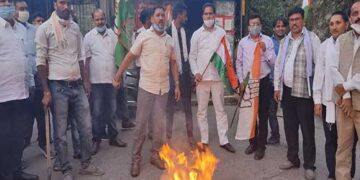 राहुल गांधी व प्रियंका गांधी से धक्कामुक्की का विरोध