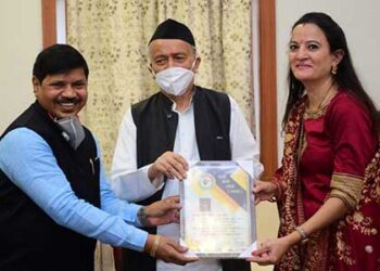 राज्यपाल के हाथों सम्मानित हुए कोरोना योद्धा