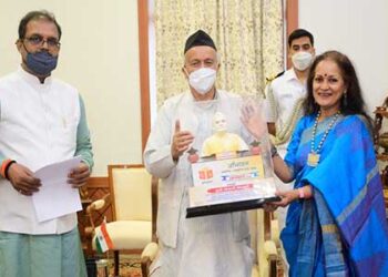 राज्यपाल कोश्यारी ने किया मुंबई की उत्तराखंडी हस्तियों का सम्मान