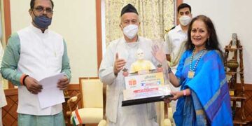 राज्यपाल कोश्यारी ने किया मुंबई की उत्तराखंडी हस्तियों का सम्मान