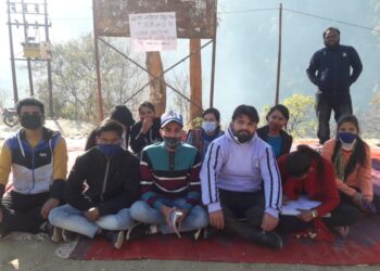 बालगंगा महाविद्यालय सेन्दुल में क्रमिक अनशन शुरू