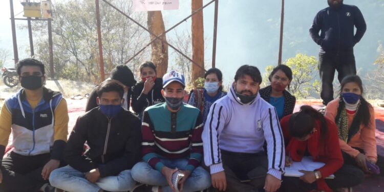 बालगंगा महाविद्यालय सेन्दुल में क्रमिक अनशन शुरू