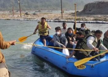 पुलिस ने बचाई  त्रिवेणीघाट पर फंसे पर्यटकों की जान