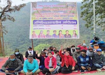 प्रबंधन नहीं सुन रहा बात, चौथे दिन भी जारी रहा क्रमिक अनशन