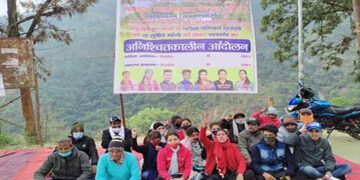 प्रबंधन नहीं सुन रहा बात, चौथे दिन भी जारी रहा क्रमिक अनशन