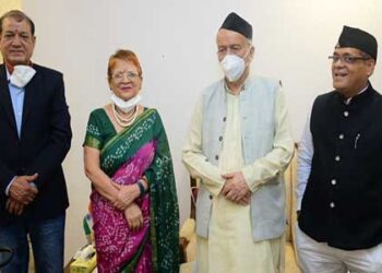 राज्यपाल के हाथों सम्मानित हुए ऊषा दोषी व डा. चंद्रा बोरा 