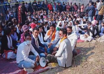 UKD ने धरना दे रहे छात्र छात्राओं के बीच मनाई स्व. बडोनी जी की जयंती