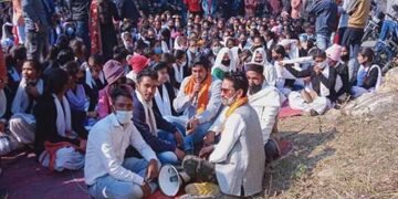 UKD ने धरना दे रहे छात्र छात्राओं के बीच मनाई स्व. बडोनी जी की जयंती