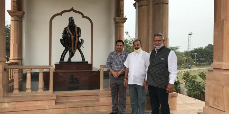 वरिष्ठ भाजपा कार्यकर्ता दर्शनलाल आर्य ने दी संघ मुख्यालय में भेंट