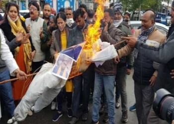 अभद्र टिप्पणी पर कांग्रेस ने फूंका बंशीधर भगत का पुतला