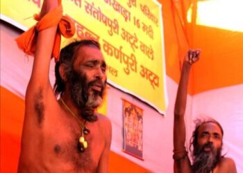 11 सालों से ऊपर उठा रखे हैं हाथ