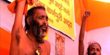 11 सालों से ऊपर उठा रखे हैं हाथ