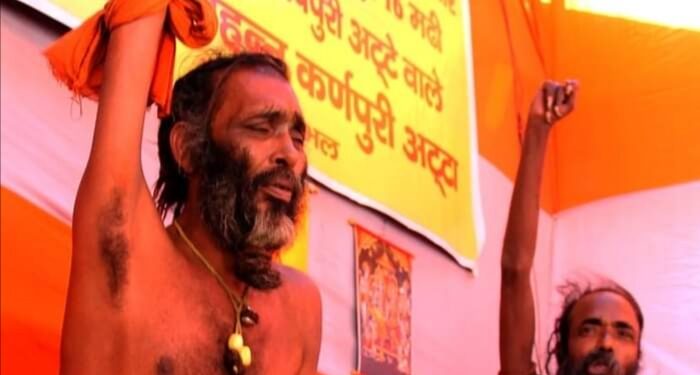 11 सालों से ऊपर उठा रखे हैं हाथ