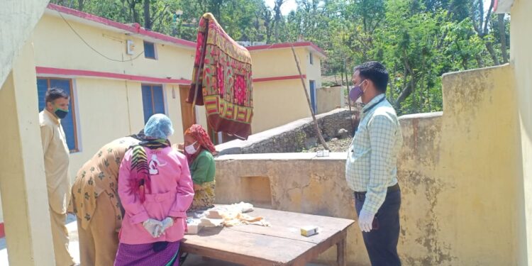 ग्राम पंचायत स्तर पर सैनिटाइजेशन का कार्य युद्ध स्तर पर जारी