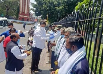 मजदूर दिवस पर उत्तराखंड कांग्रेस प्रदेश अध्यक्ष ने किया मजदूरों का सम्मान