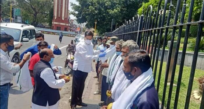 मजदूर दिवस पर उत्तराखंड कांग्रेस प्रदेश अध्यक्ष ने किया मजदूरों का सम्मान