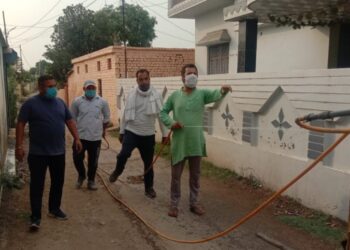 ग्रामसभा खदरी खड़कमाफ में किया गया दवा का छिड़काव