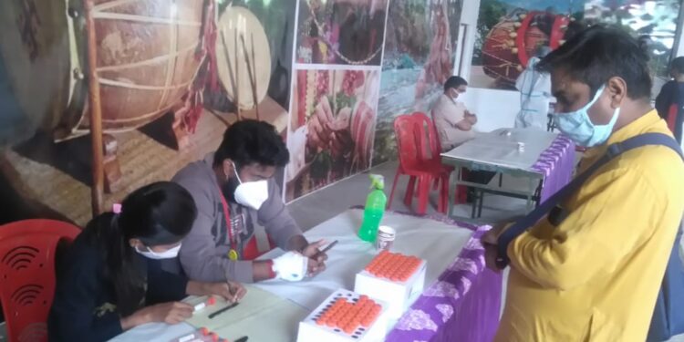 ग्राम पंचायत खदरी खड़क माफ में किया गया ग्रामीणों का कोरोना टेस्ट