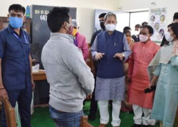 मुख्यमंत्री ने किया जिला चिकित्सालय गोपेश्वर का निरीक्षण