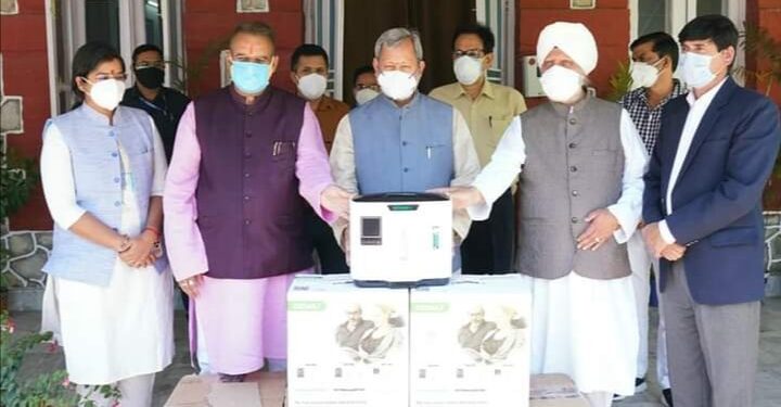 संत निरंकारी मंडल देहरादून ने दिए 40 ऑक्सीजन कंसेंट्रेटर्स
