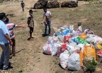 कुम्हार खेड़ा क्षेत्र में नगरपालिका अध्यक्ष राजेंद्र पंवार ने बांटा राशन