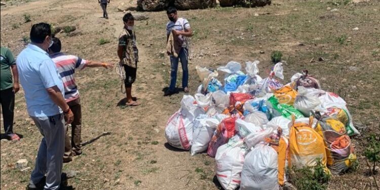 कुम्हार खेड़ा क्षेत्र में नगरपालिका अध्यक्ष राजेंद्र पंवार ने बांटा राशन