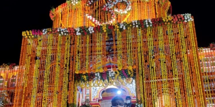 आज ब्रह्म मुहूर्त में खुले भगवान बद्रीनाथ के कपाट