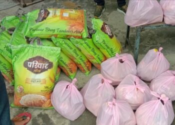 उमेश कुमार जी व उक्रांद के युवा नेता सन्दीप आर्य के सहयोग से बंटे राशन किट