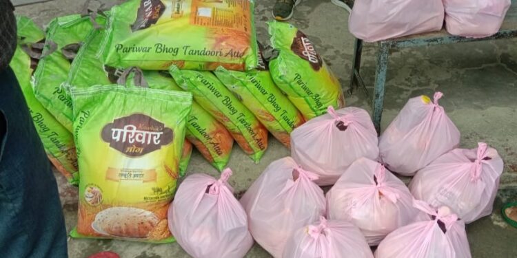 उमेश कुमार जी व उक्रांद के युवा नेता सन्दीप आर्य के सहयोग से बंटे राशन किट