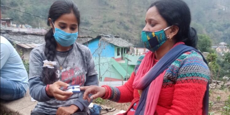 ग्रामीणों की मदद में जुटी श्री काशी विश्वनाथ मंदिर एवं आर्ट ऑफ लिविंग संस्था