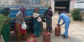 गैस सिलेंडर के साथ जरूरतमंदों को राशन किट भी दे रहे सोहन खंडेवाल