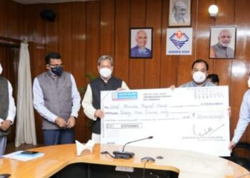 डॉ. हरक सिंह रावत जी ने मुख्यमंत्री को सौंपा 25 करोड़ रुपए का चेक