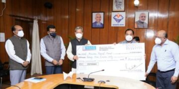 डॉ. हरक सिंह रावत जी ने मुख्यमंत्री को सौंपा 25 करोड़ रुपए का चेक