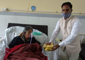 शिक्षा मंत्री श्री अरविन्द पाण्डेय के जन्मदिन पर भाजयुमो ने जिला अस्पताल में बांटे फल