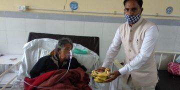 शिक्षा मंत्री श्री अरविन्द पाण्डेय के जन्मदिन पर भाजयुमो ने जिला अस्पताल में बांटे फल