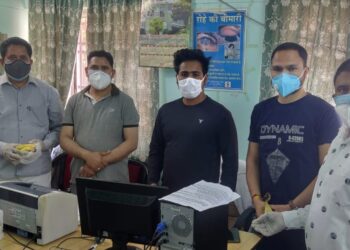 श्री देव सुमन की जयंती पर कांग्रेस ने कोरोना वारियर को बांटे मास्क, सेनेटाइजर और फल