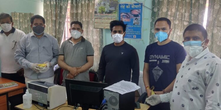 श्री देव सुमन की जयंती पर कांग्रेस ने कोरोना वारियर को बांटे मास्क, सेनेटाइजर और फल