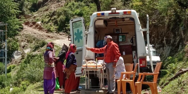 रिवाज और टीएचडीसी ने ग्राम पंचायत डारसिल में लगाया स्वास्थ्य शिविर