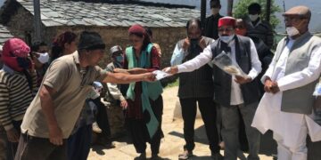 मास्क बांटने के साथ ग्रामीणों की समस्याओं को भी सुन रहे हैं दर्शनलाल आर्य