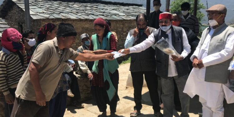 मास्क बांटने के साथ ग्रामीणों की समस्याओं को भी सुन रहे हैं दर्शनलाल आर्य