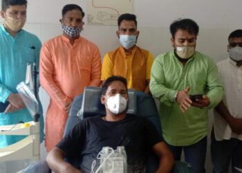 भाजयुमो टिहरी गढ़वाल के कार्यकर्ताओं ने जिला अस्पताल बौराड़ी में किया रक्तदान 